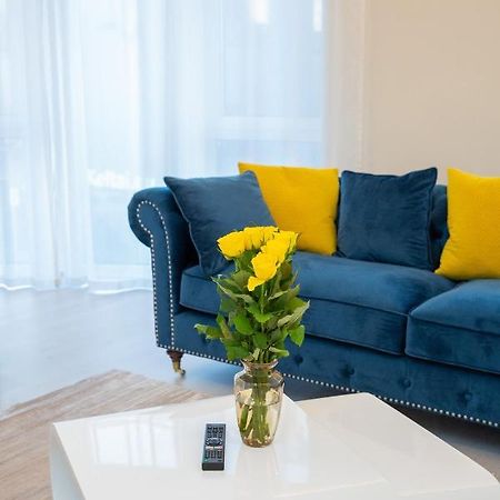 Luxurious Blue&Yellow Apartment In Kaunas Center Exterior photo