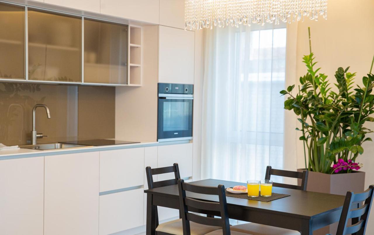 Luxurious Blue&Yellow Apartment In Kaunas Center Exterior photo