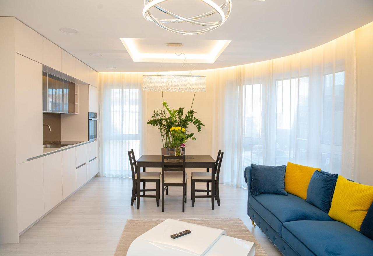 Luxurious Blue&Yellow Apartment In Kaunas Center Exterior photo