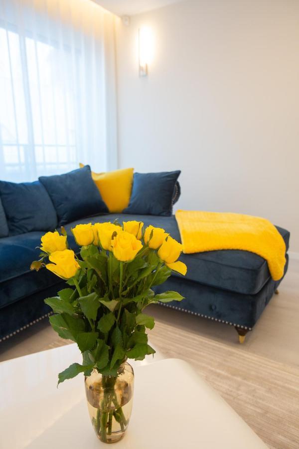 Luxurious Blue&Yellow Apartment In Kaunas Center Exterior photo