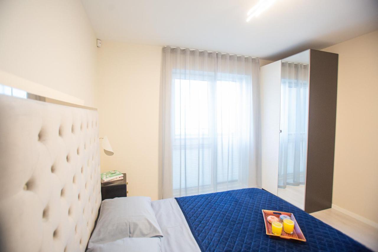 Luxurious Blue&Yellow Apartment In Kaunas Center Exterior photo