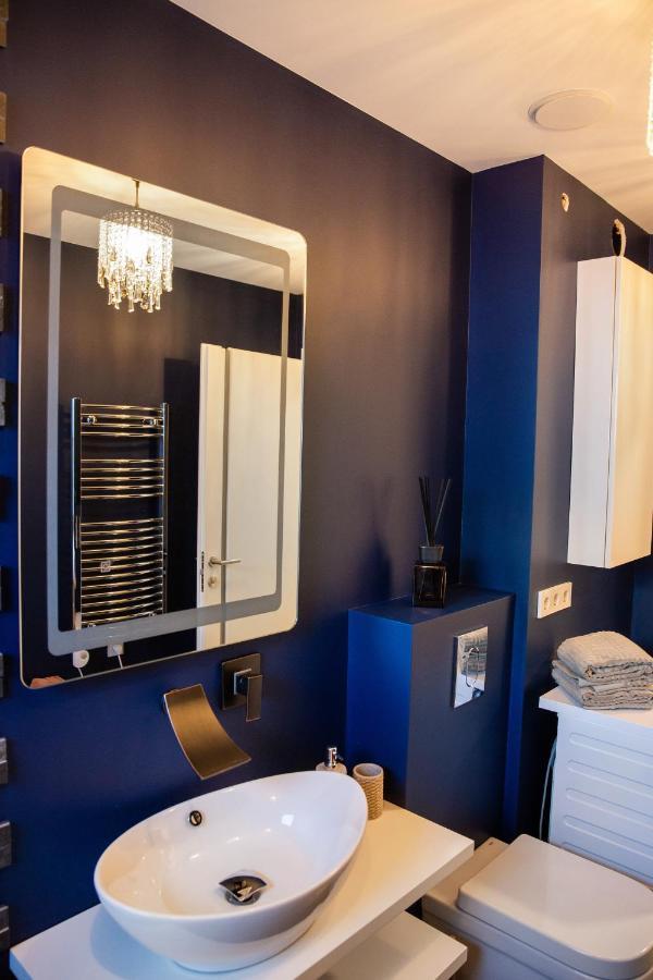 Luxurious Blue&Yellow Apartment In Kaunas Center Exterior photo